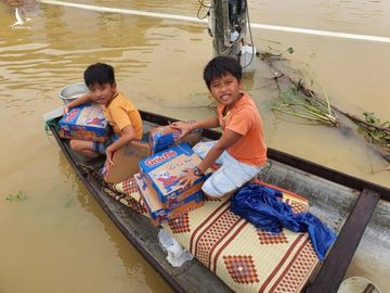Đem mì tôm, nước sạch cứu dân bị cô lập 3 ngày ở rốn lũ Quảng Trị - Ảnh 6. Đem mì tôm, nước sạch cứu dân bị cô lập 3 ngày ở rốn lũ Quảng Trị - Ảnh 6.