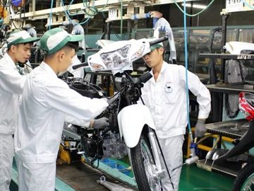 Công nhân rắp ráp xe máy trong một nhà máy Honda tại Việt Nam. Ảnh: Nikkei.