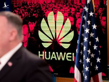 Logo của Huawei phía sau Ngoại trưởng Mỹ Mike Pompeo trong một cuộc họp báo vào tháng 7. Ảnh: AP.