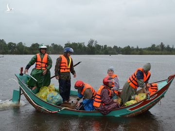 Miếng cơm ăn vội dưới mưa trên đường đưa đồ tiếp tế cho dân bị lũ cô lập ở Quảng Bình - Ảnh 6.