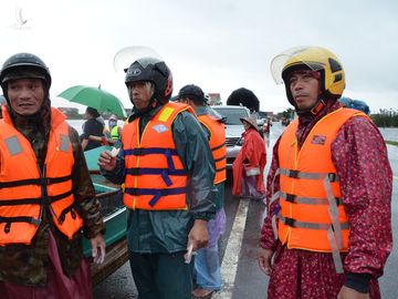 Miếng cơm ăn vội dưới mưa trên đường đưa đồ tiếp tế cho dân bị lũ cô lập ở Quảng Bình - Ảnh 8.