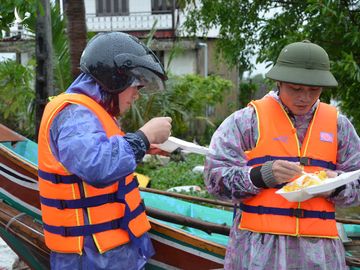 Miếng cơm ăn vội dưới mưa trên đường đưa đồ tiếp tế cho dân bị lũ cô lập ở Quảng Bình - Ảnh 10.