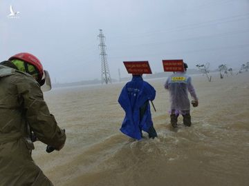 Hà Tĩnh đề nghị rà soát khẩn nơi đóng quân của lực lượng vũ trang, sơ tán dân vùng nguy hiểm - Ảnh 1.