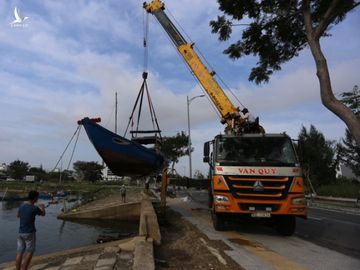 Nắng to trước khi bão số 9 đổ bộ, ngư dân Đà Nẵng nhớ lại cơn bão kinh hoàng trong quá khứ, tàu bị đánh chìm la liệt - Ảnh 1. Nắng to trước khi bão số 9 đổ bộ, ngư dân Đà Nẵng nhớ lại cơn bão kinh hoàng trong quá khứ, tàu bị đánh chìm la liệt - Ảnh 1.