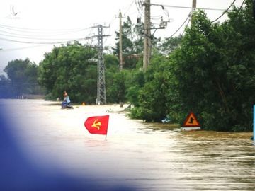 Quảng Bình: Người dân vùng lũ lên nóc nhà 'hét' xin cứu trợ mì tôm, nước uống - ảnh 4