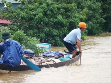 Quảng Bình: Người dân vùng lũ lên nóc nhà 'hét' xin cứu trợ mì tôm, nước uống - ảnh 5