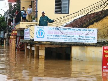 Quảng Bình: Người dân vùng lũ lên nóc nhà 'hét' xin cứu trợ mì tôm, nước uống - ảnh 12