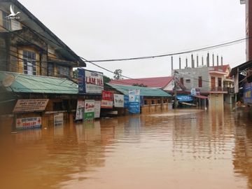 Quảng Bình: Người dân vùng lũ lên nóc nhà 'hét' xin cứu trợ mì tôm, nước uống - ảnh 13