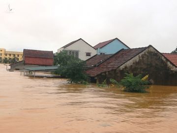 Quảng Bình: Người dân vùng lũ lên nóc nhà 'hét' xin cứu trợ mì tôm, nước uống - ảnh 3