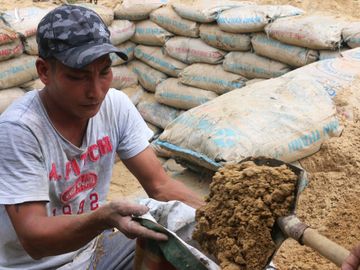 Trước nguy hiểm bão số 9: Người miền Trung đào cả hầm để trú ẩn - ảnh 4