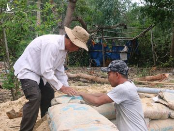 Trước nguy hiểm bão số 9: Người miền Trung đào cả hầm để trú ẩn - ảnh 6