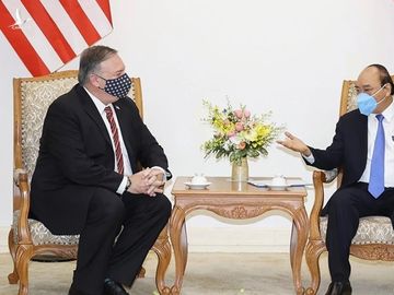 Thủ tướng Nguyễn Xuân Phúc (phải) hội đàm với Ngoại trưởng Mỹ Mike Pompeo tại Hà Nội ngày 30/10. Ảnh: AFP.