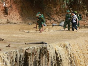 Đường vào hai xã Phước Lộc và Phước Thành bị sạt lỡ, nước chảy xiết băng qua. Ảnh: Quân đội hỗ trợ nhau đi qua đoạn suối tràn để vào xã Phước Công. Ảnh: Võ Thạnh.