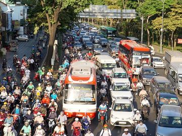 Xe chạy trên đường Trần Quốc Hoàn, đoạn qua vòng xoay Lăng Cha Cả - cửa ngõ ra vào sân bay Tân Sơn Nhất, chiều 21/10. Ảnh: Gia Minh.