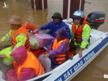 Công an dùng canô chở bà bầu đi sinh trong lũ lớn ở Quảng Bình - Ảnh 1.