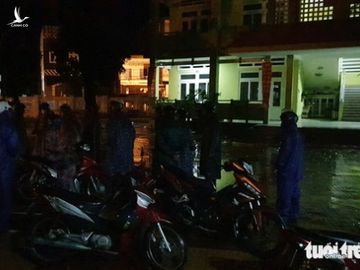 Lực lượng chức năng đội mưa tìm bé trai lạc trước giờ bão đổ bộ - Ảnh 3.
