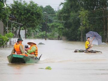 Miền Trung mưa dồn dập, nước lũ tràn vào phố cổ Hội An - Ảnh 11.