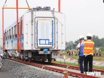 Tàu metro 1 lăn bánh ở depot, tháng 4-2021 sẽ chạy thử từ ngã tư Bình Thái về Long Bình - Ảnh 13.