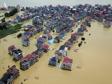 Thành phố Thượng Nhiêu, tỉnh Giang Tây, Trung Quốc ngập trong nước lũ ngày 17/7. Ảnh: Reuters.