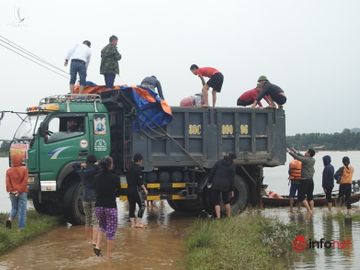 Lửa ấm tình người, dân vùng lũ kéo nhau đi cứu trợ đồng bào ở rốn lũ