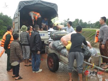 Lửa ấm tình người, dân vùng lũ kéo nhau đi cứu trợ đồng bào ở rốn lũ