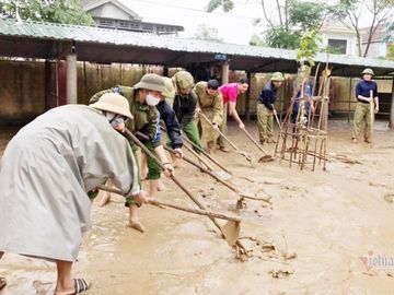 Trăm cảnh sát cơ động xắn tay dọn bùn phủ kín sân trường học