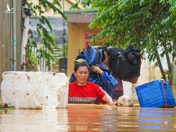 Người dân TX.Đông Hà (Quảng Trị) tất tả chạy lũ trong sáng nay, 18.10 /// Ảnh Huy Đạt