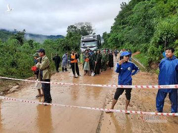 Hiện trường tìm kiếm cứu nạn 22 cán bộ, chiến sỹ bị vùi lấp ở Quảng Trị - Ảnh 17.