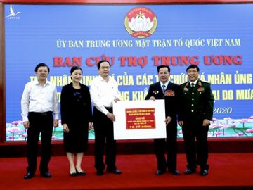 Anh hùng lao động Lê Văn Kiểm và gia đình ủng hộ bà con miền Trung 31,8 tỉ - Ảnh 1.