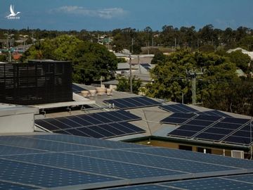 Các tấm pin mặt trời lắp trên mái của The Friendly Society Private Hospital tại Bundaberg, Australia. Ảnh: NYT