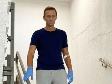 Người phát ngôn Điện Kremlin tố chính trị gia Navalny làm việc với CIA - Ảnh 1.