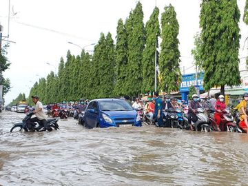 Người dân Cần Thơ gặp nhiều khó khăn khi triều cường gây ngập nặng những ngày qua /// ĐÌNH TUYỂN