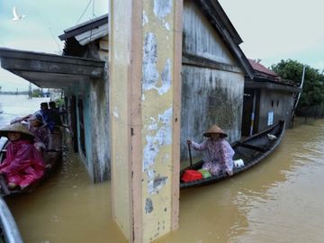 Người dân Huế đang kiệt sức vì mưa lũ dồn dập - ảnh 11