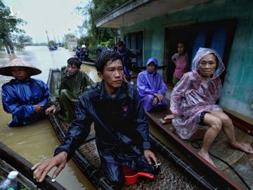 Mưa lũ dồn dập khiến nhiều địa phương tại Thừa Thiên Huế ngập sâu, người dân nơi đây đang gặp rất nhiều khó khăn do đường sá bị chia cắt và thiếu lương thực /// ẢNH: NGỌC DƯƠNG