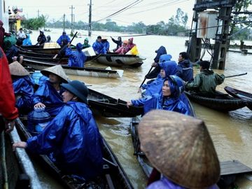 Người dân Huế đang kiệt sức vì mưa lũ dồn dập - ảnh 13