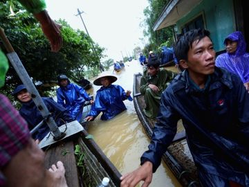 Người dân Huế đang kiệt sức vì mưa lũ dồn dập - ảnh 17