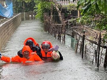 Công an, bộ đội đi xuồng đến từng nhà giải cứu dân trong lũ - 2