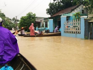 Miền Trung mưa dồn dập, nước lũ tràn vào phố cổ Hội An - Ảnh 1.