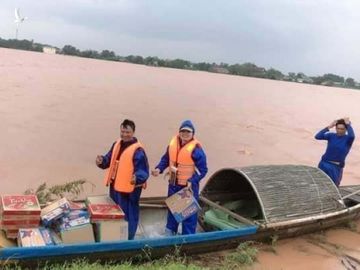 Nối dây thừng vượt suối, tiếp tế 50 hộ dân bị cô lập trong lũ