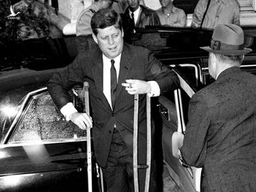 Đau lưng chỉ là một trong số những căn bệnh mạn tính đeo bám tổng thống Kennedy suốt nhiều năm. Trong ảnh, ông chống nạng để lên du thuyền tổng thống vào tháng 6/1961 để đón tiếp thủ tướng Nhật Bản. Ảnh: AP.