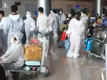 Nhóm hành khách không đồng ý với mức phí cách ly quá cao /// Ảnh cắt từ clip