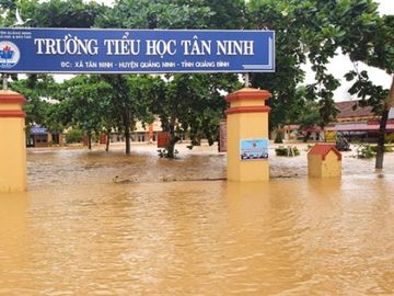 Cụ ông bật khóc khi nhận hộp cơm nóng sau nhiều ngày cô lập trong lũ ở Quảng Bình - Ảnh 4.