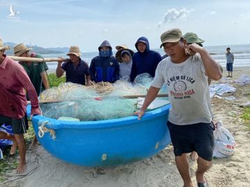 Nắng to trước khi bão số 9 đổ bộ, ngư dân Đà Nẵng nhớ lại cơn bão kinh hoàng trong quá khứ, tàu bị đánh chìm la liệt Nắng to trước khi bão số 9 đổ bộ, ngư dân Đà Nẵng nhớ lại cơn bão kinh hoàng trong quá khứ, tàu bị đánh chìm la liệt