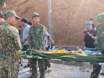 Nạn nhân vụ sạt lở ở Trà Leng: "Nguyên cả nhà bị ủi bay luôn, nhưng 5 người chúng tôi thoát được" Nạn nhân vụ sạt lở ở Trà Leng: "Nguyên cả nhà bị ủi bay luôn, nhưng 5 người chúng tôi thoát được"