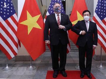 Bộ trưởng Bộ Ngoại giao Phạm Bình Minh (phải) và Ngoại trưởng Mỹ Mike Pompeo tại lễ đón sáng 30/10. Ảnh: TTXVN.