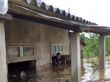 Hình ảnh người miền Trung giữa cơn hồng thủy: Nhìn vào nước mắt cứ trào ra - ảnh 14