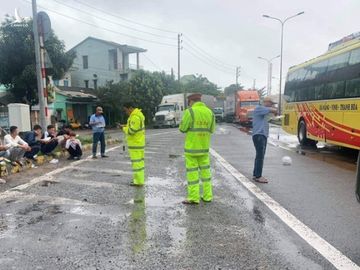 Tình người miền Trung: Dân nấu cơm tặng các đoàn xe bị dừng vì bão số 9 - ảnh 2