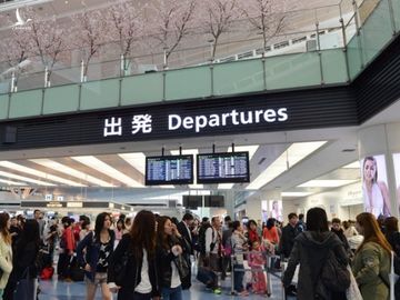 Hành khách tại sân bay Haneda ở Tokyo, Nhật Bản /// AFP