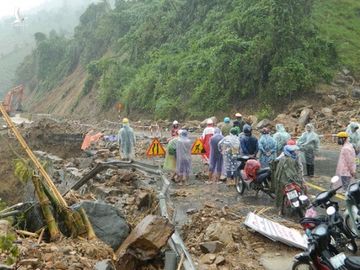 Sạt lở đất kinh hoàng trên tuyến QL9 đoạn qua H.Đakrông (Quảng Trị) /// Ảnh: Thanh Lộc