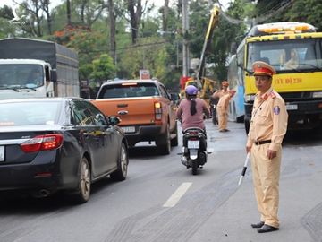 Xe khách giường nằm lao vào trụ điện, hơn 20 người may mắn thoát chết - ảnh 6